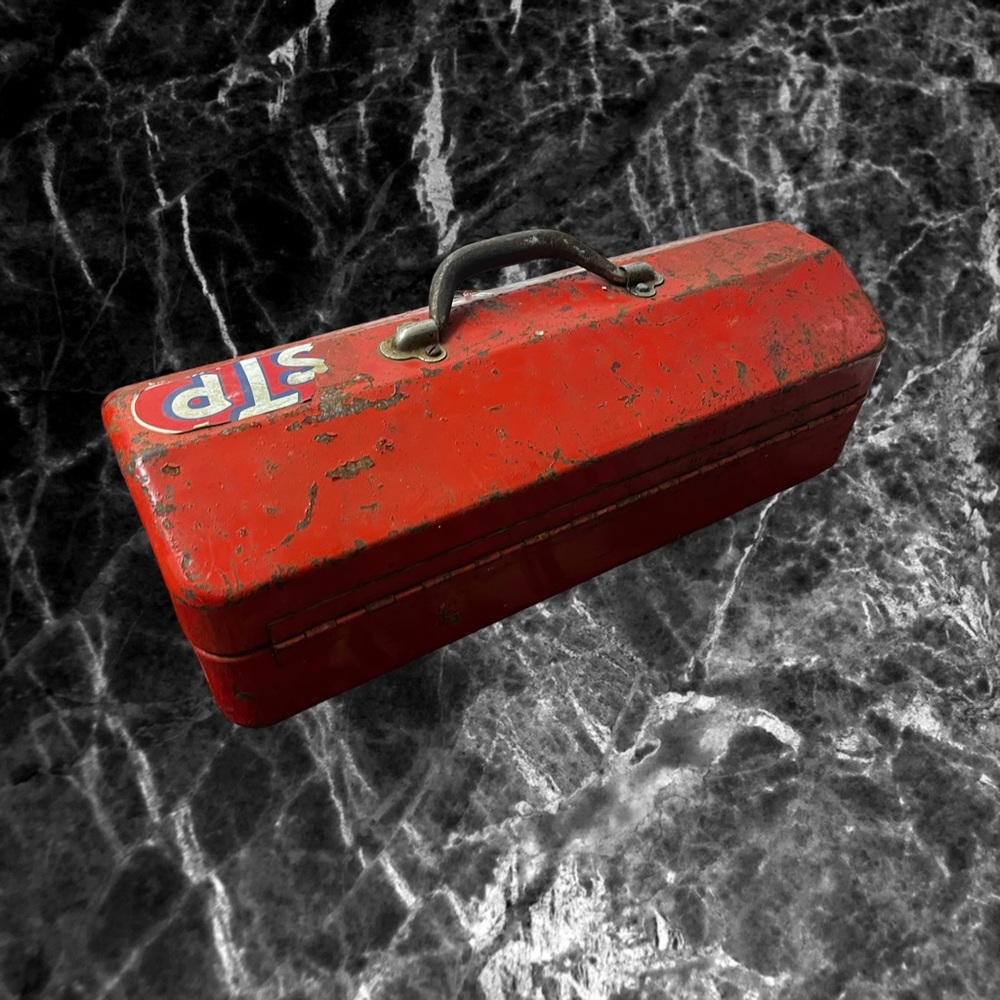 Vintage Rusty Red “STP” Toolbox with miscellaneous items inside. - Picture 6 of 9